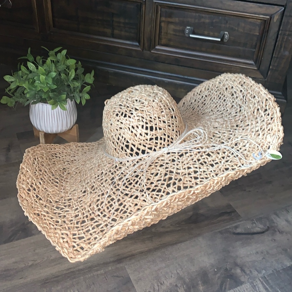 NWT OVERSIZED STRAW BEACH HAT